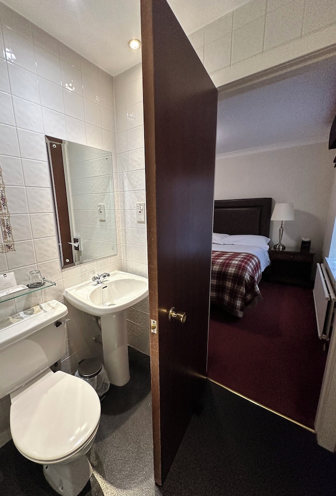 Macdonald Norwood Hall Hotel 46/50
