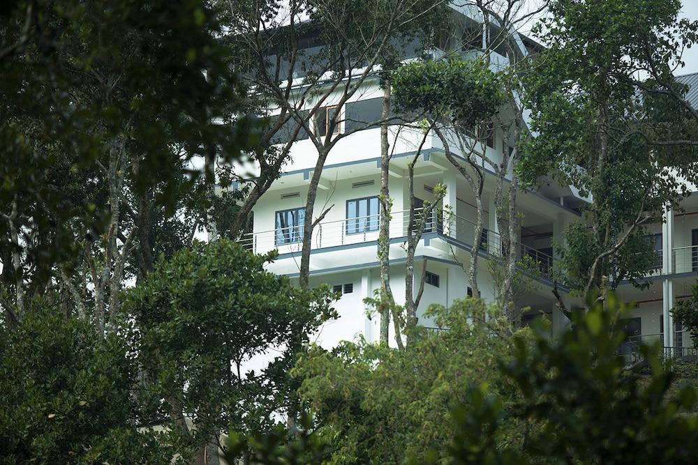 Hostess Thekkady 2/24