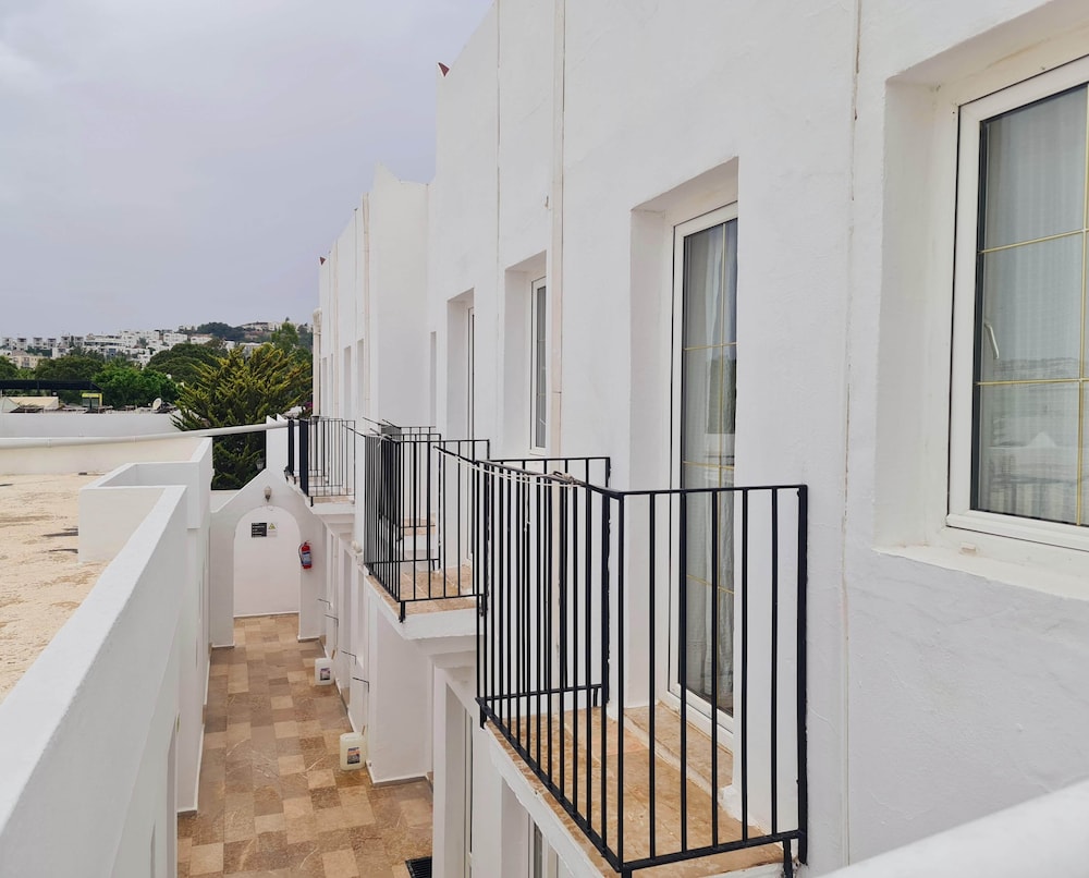Nagi Beach Hotel 8/70
