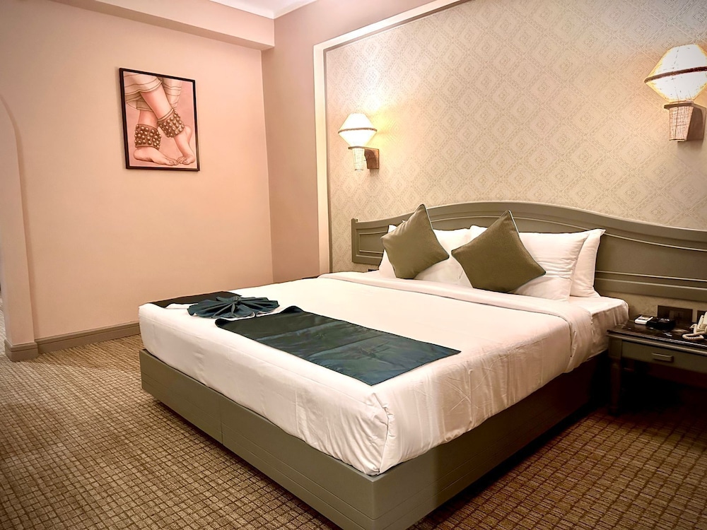 THE INTERNATIONAL HOTEL 20/40