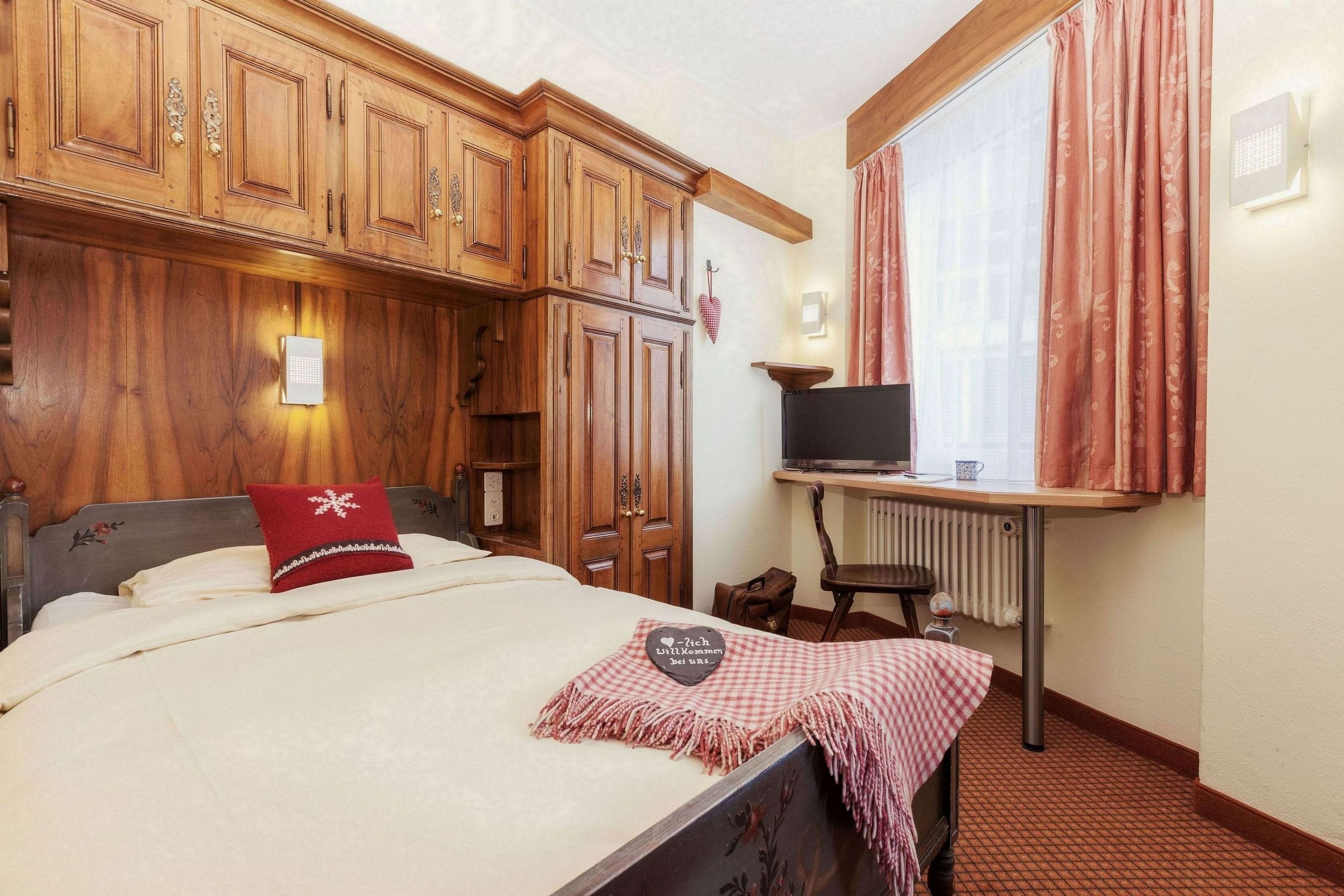 ROOM, SINGLE