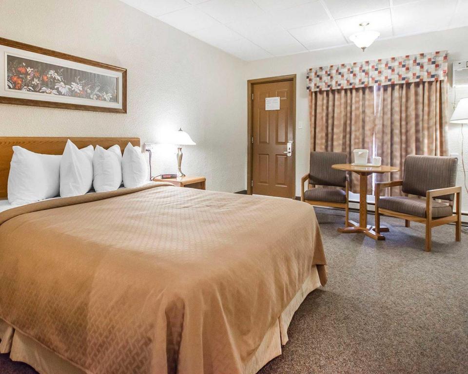 Queen Bed, Lake View