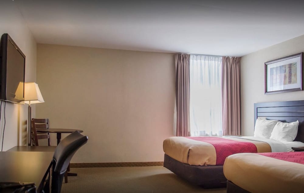 Econo Lodge Winnipeg 24/40