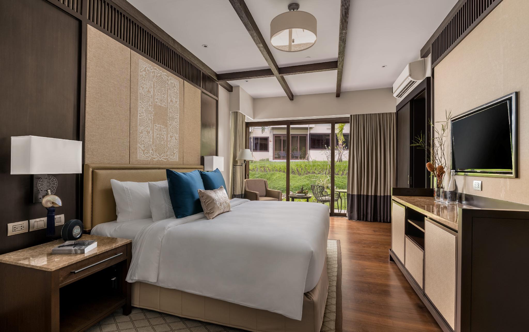 DELUXE, KING BED