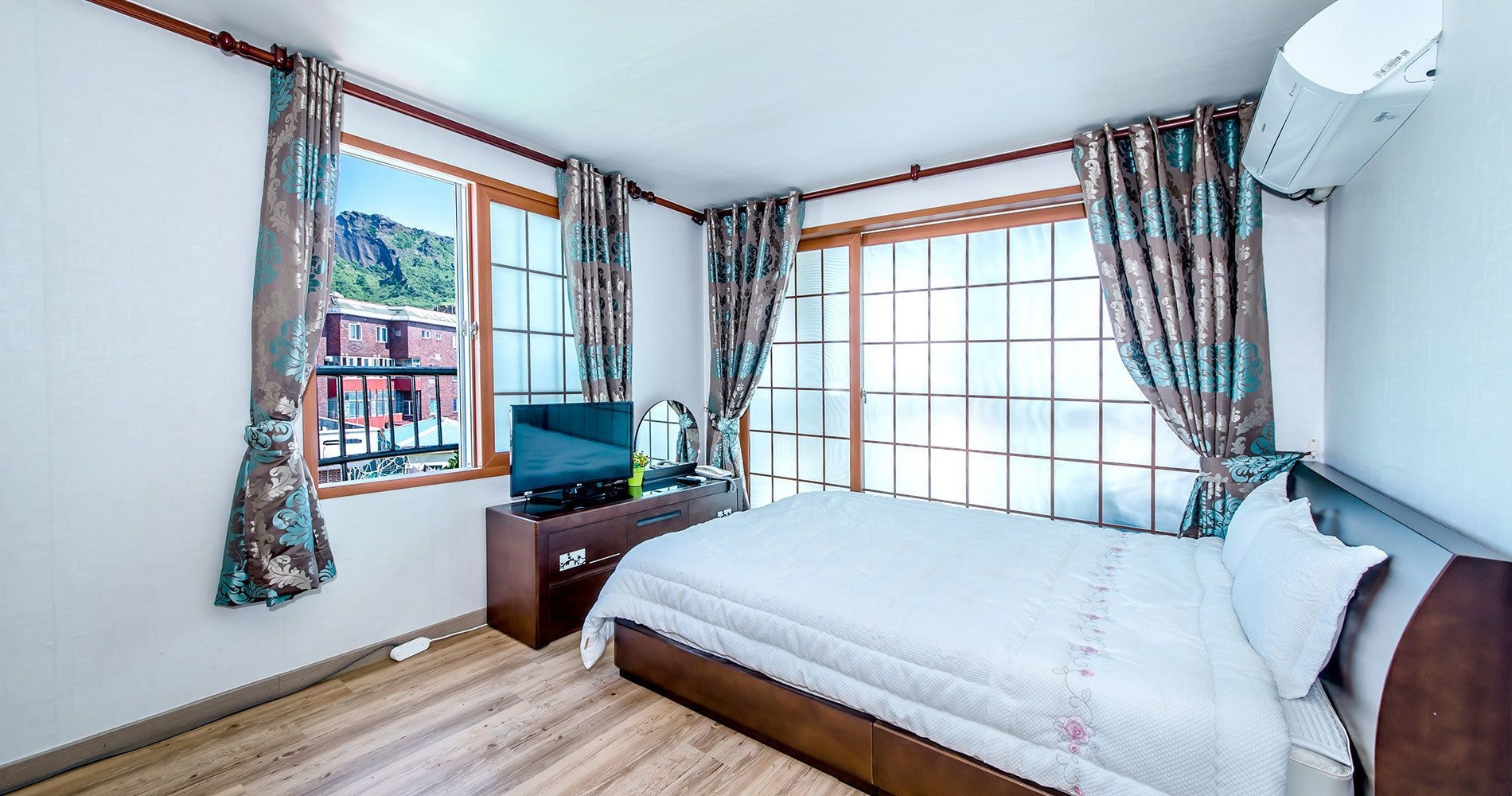 ROOM, DOUBLE BED