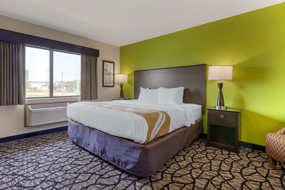 جناح بسرير كينج مع أريكة بحوض جاكوزي، Quality Inn Oshkosh Aviation Park 2/3