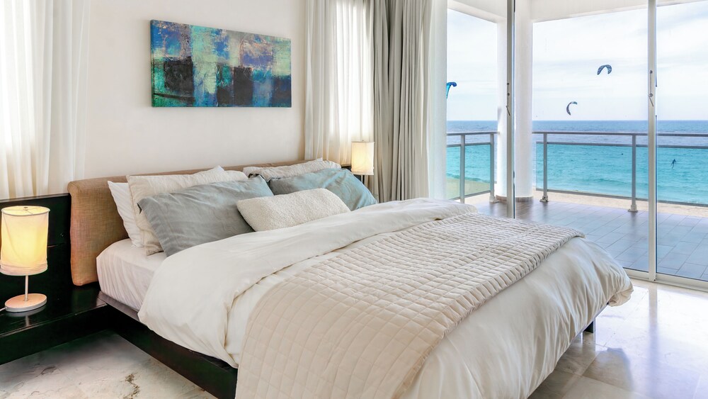 WATERMARK LUXURY OCEANFRONT ALL SUITE HOTEL 21/56