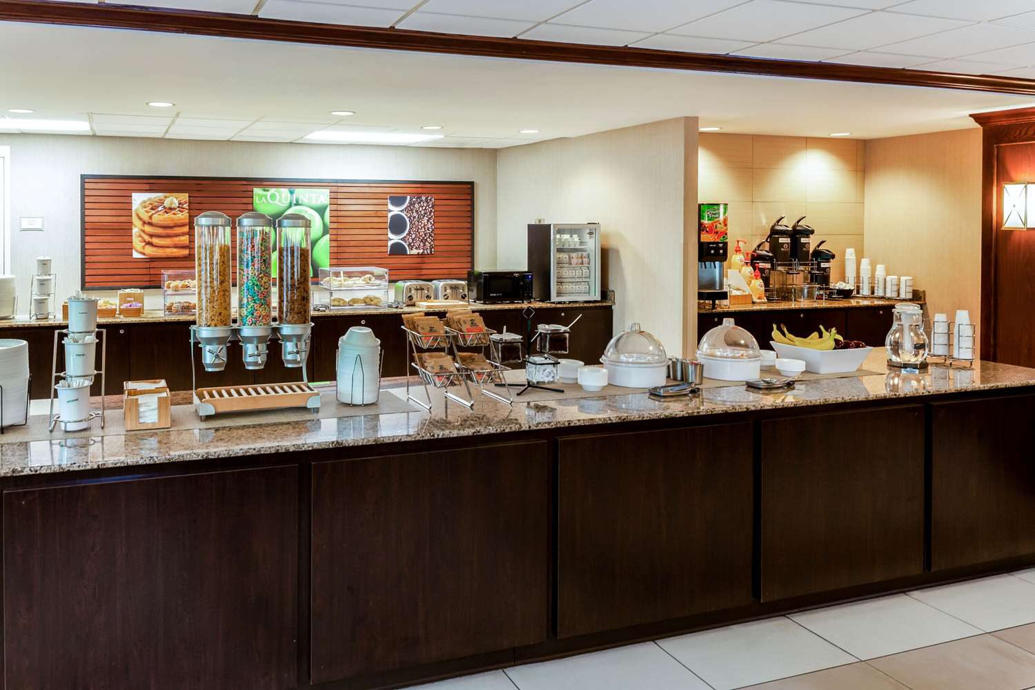 La Quinta Inn Suites Milwaukee Glendale Bayshore 28/37