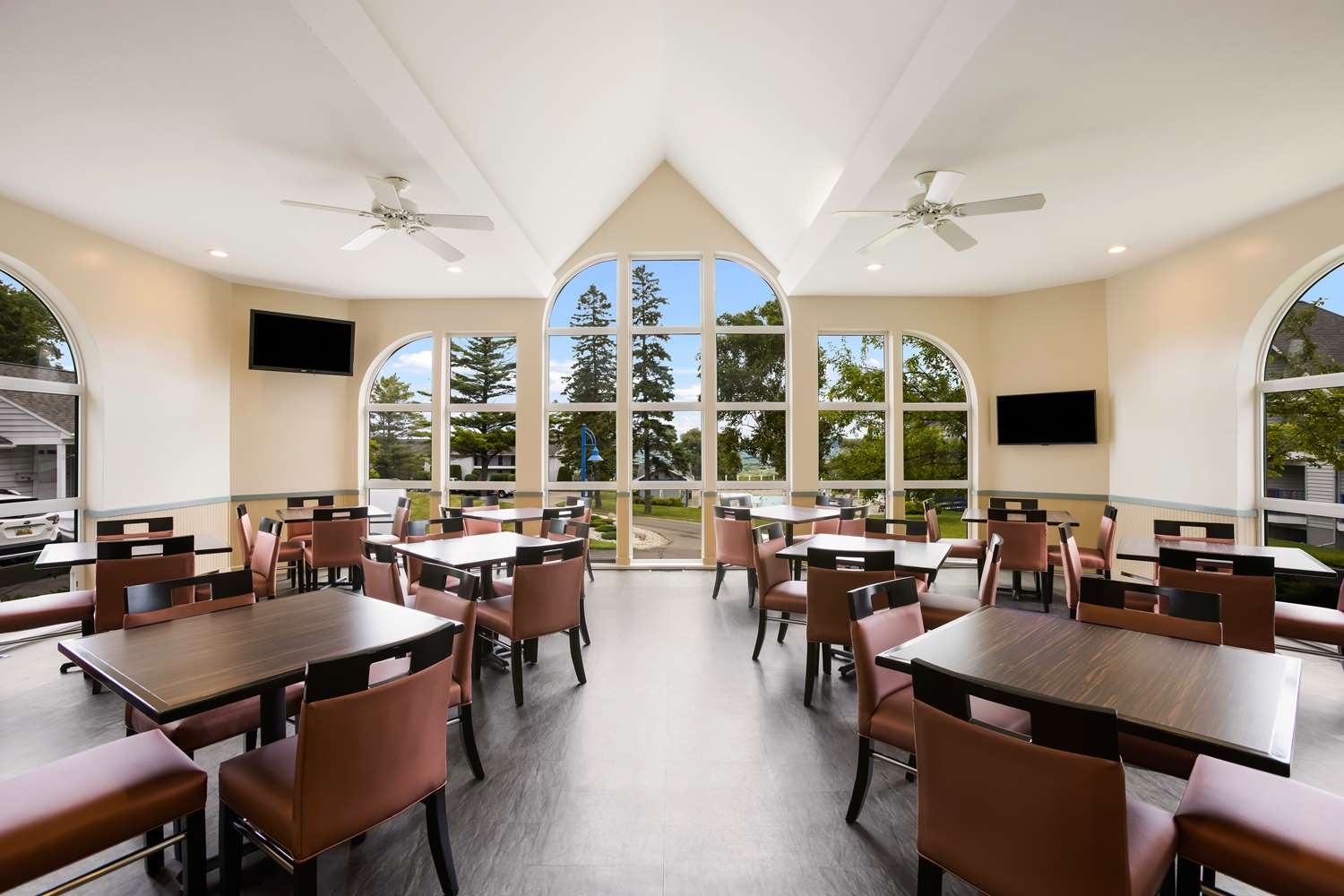 Best Western Harbour Pointe Lakefront 31/37
