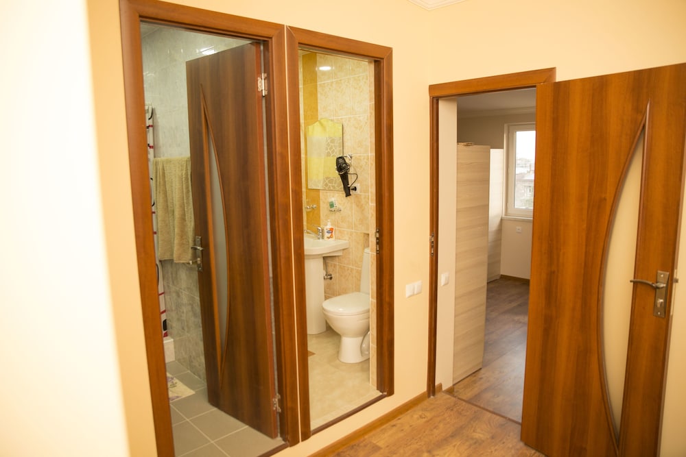 Your Hostel 32/33