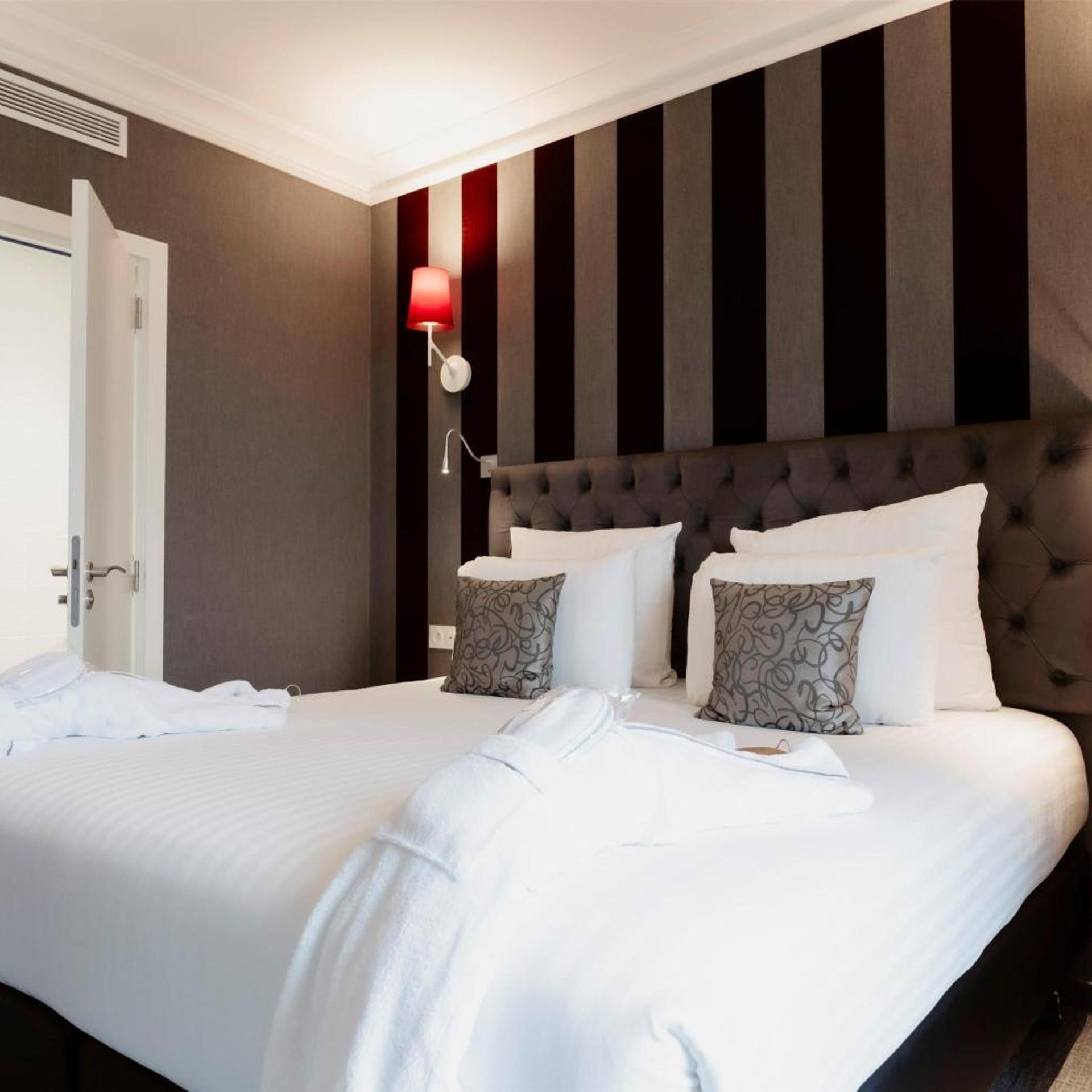 1 BEDROOM, SUITE, KING BED