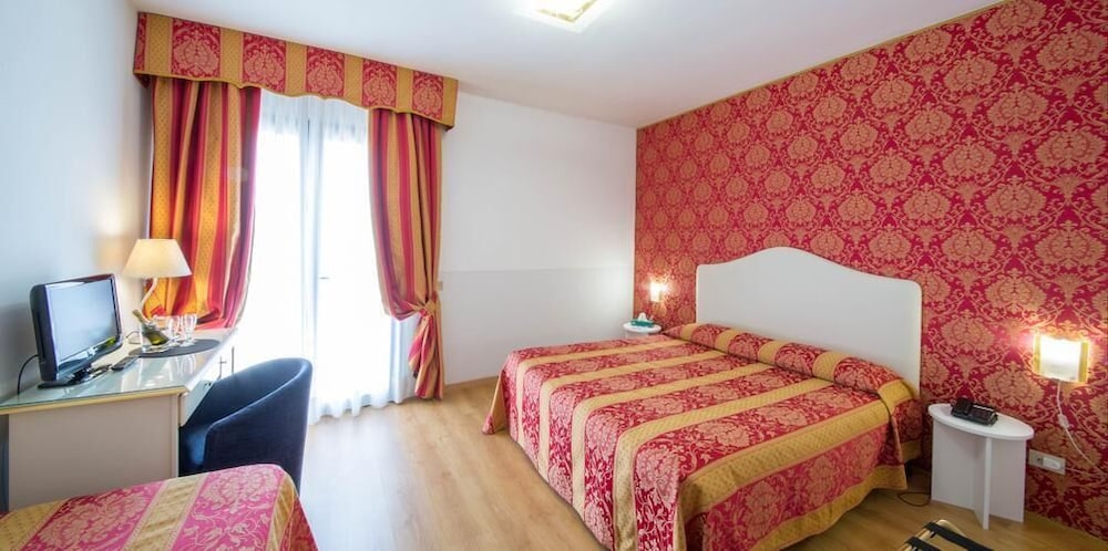 DELUXE, DOUBLE OR TWIN BED