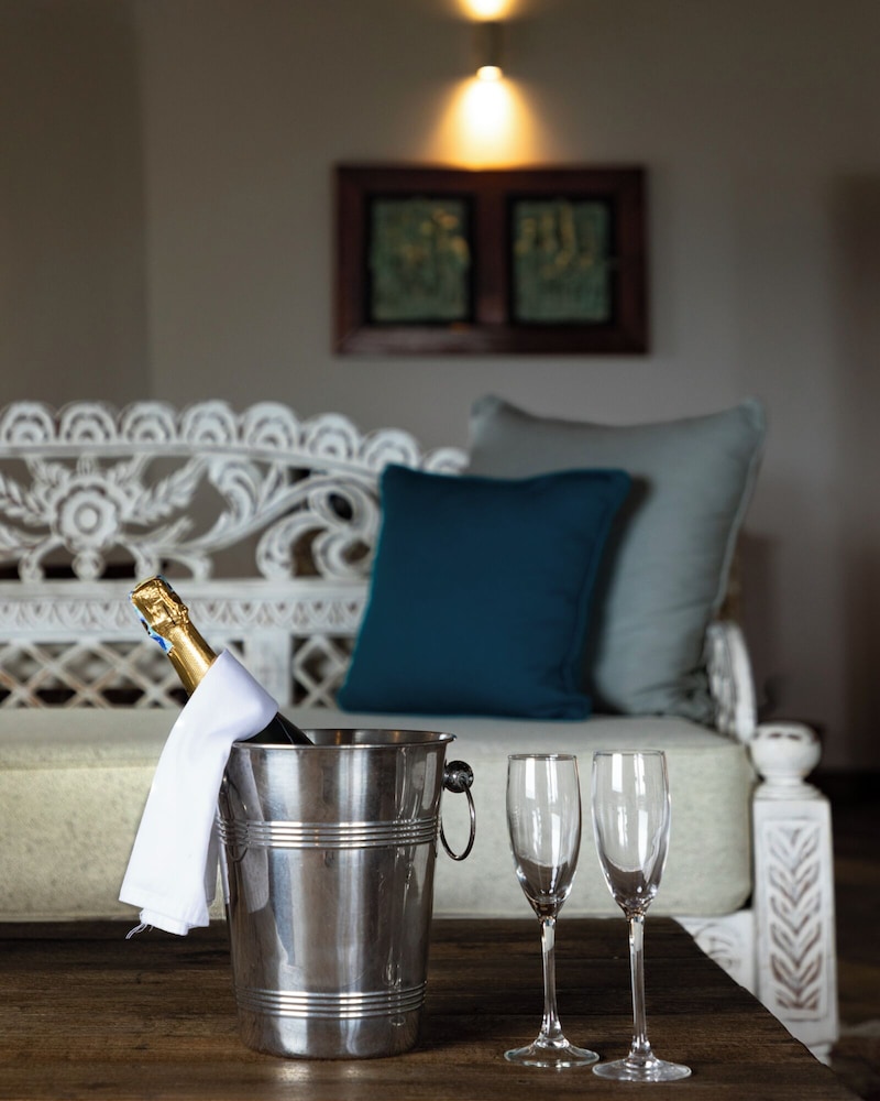 Chale Island Resort 40/70