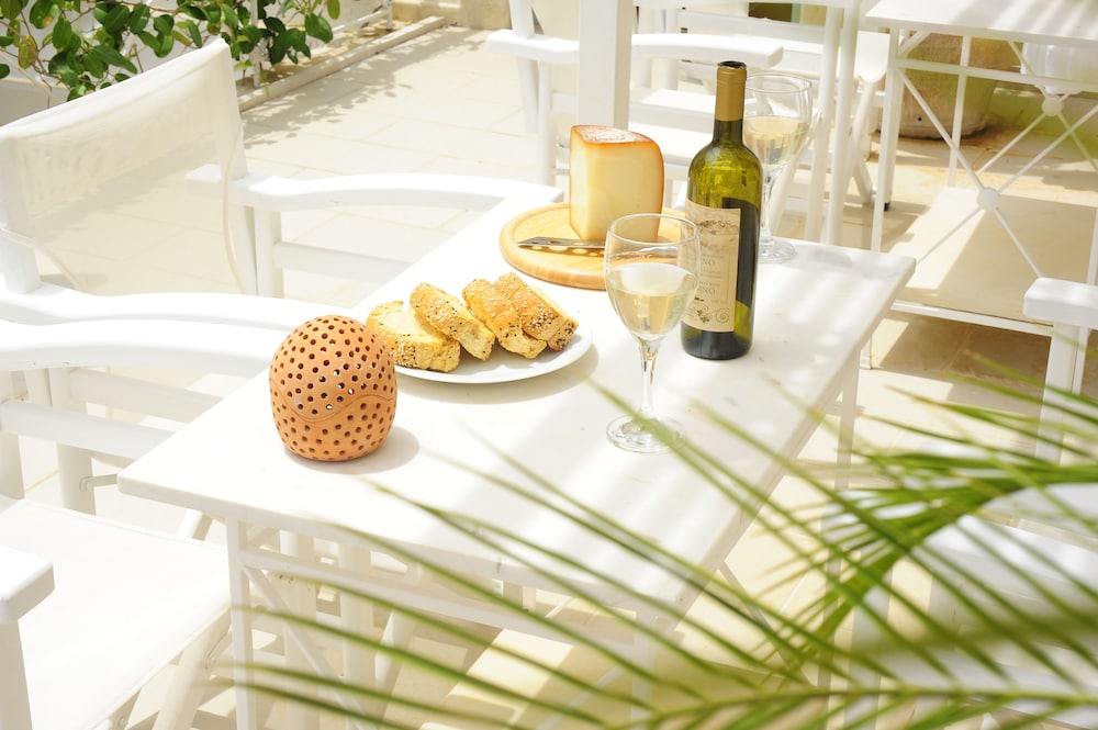 Mythos Suites Hotel 50/68