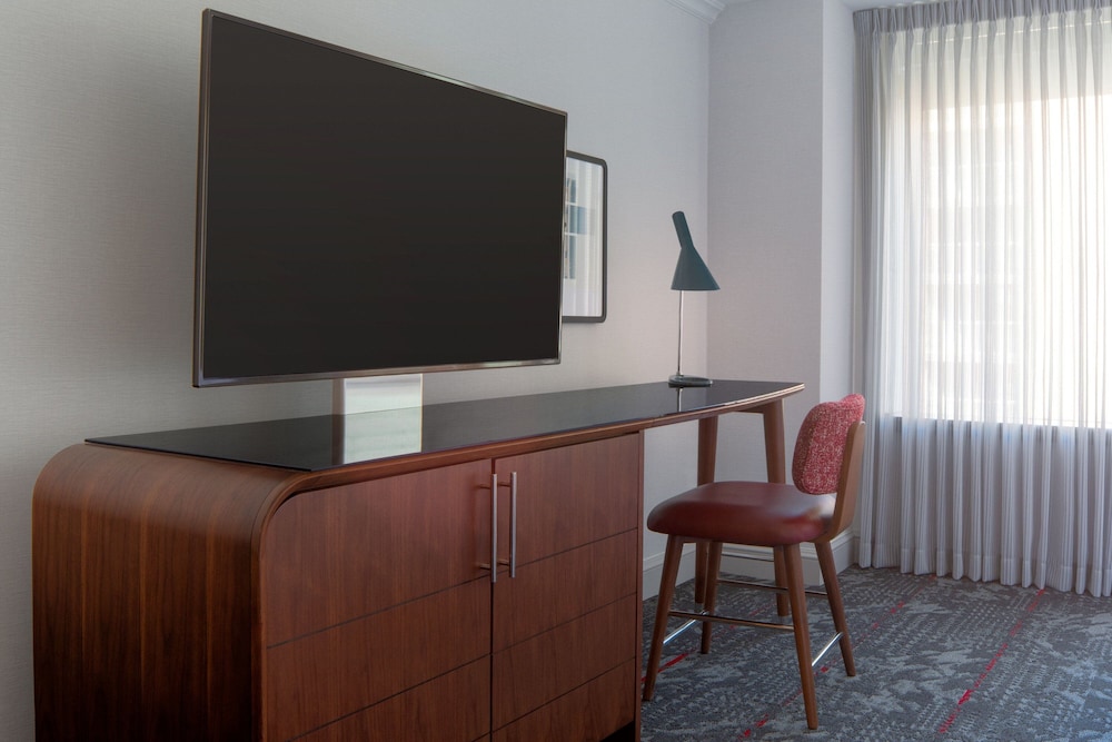 Le Meridien Washington, D.C., The Madison 8/77