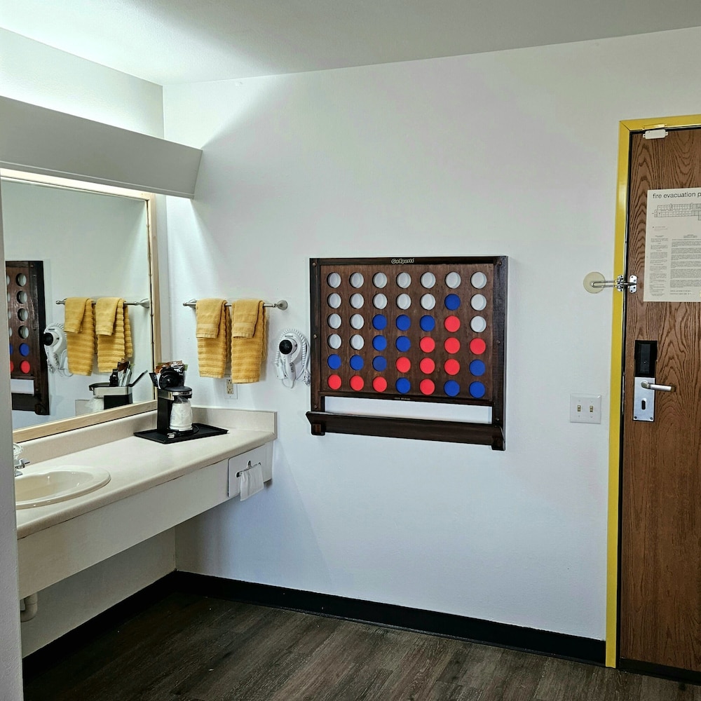 جناح عائلي بأسرّة بطابقين مع أريكة، Super 8 By Wyndham Belgrade/Bozeman Airport 3/6