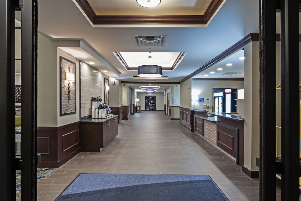 Holiday Inn Express And Suites Glenpool Tulsa South 14/52