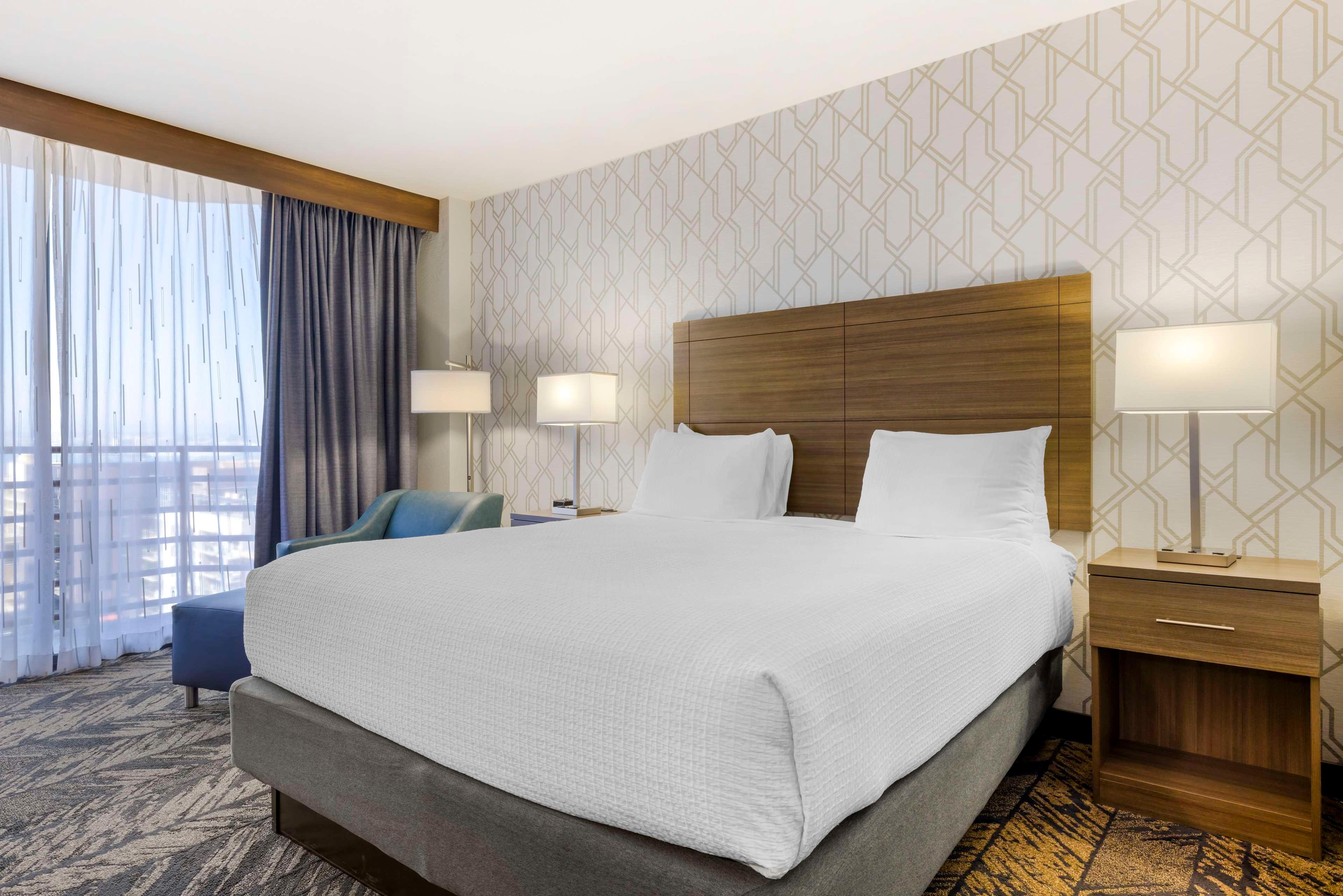 Room, King Bed, Partial Bay View, Balcony، Best Western Plus Bayside Inn 2/7