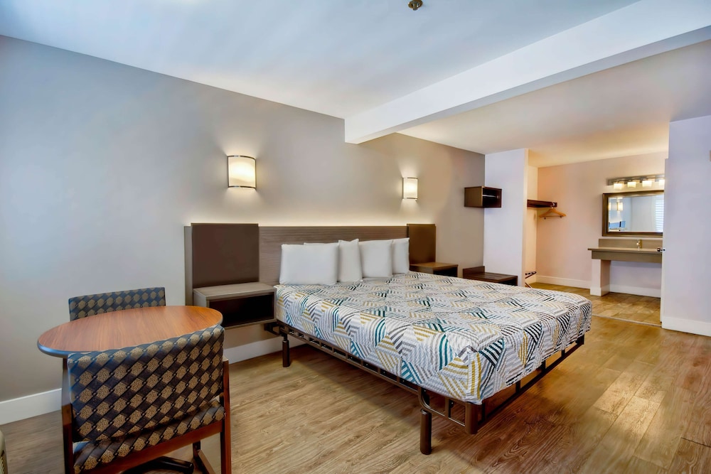 Motel6 Inglewood, CA 24/54