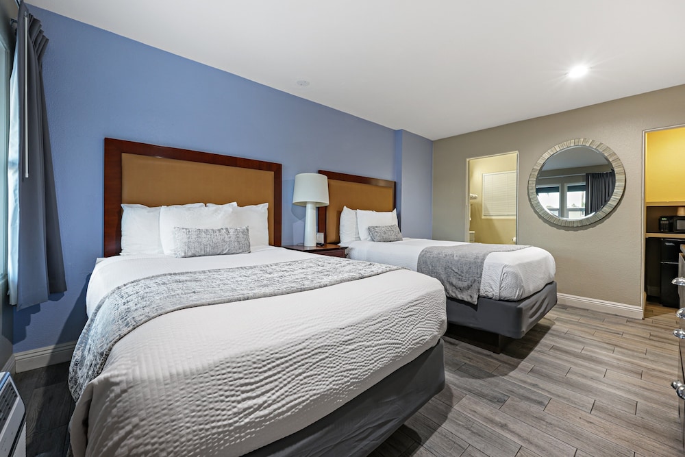 STANDARD, 2 DOUBLE BEDS
