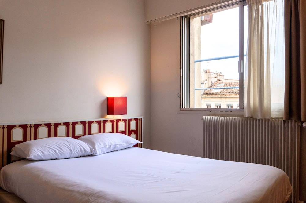 Ours Blanc Place Victor Hugo 34/67