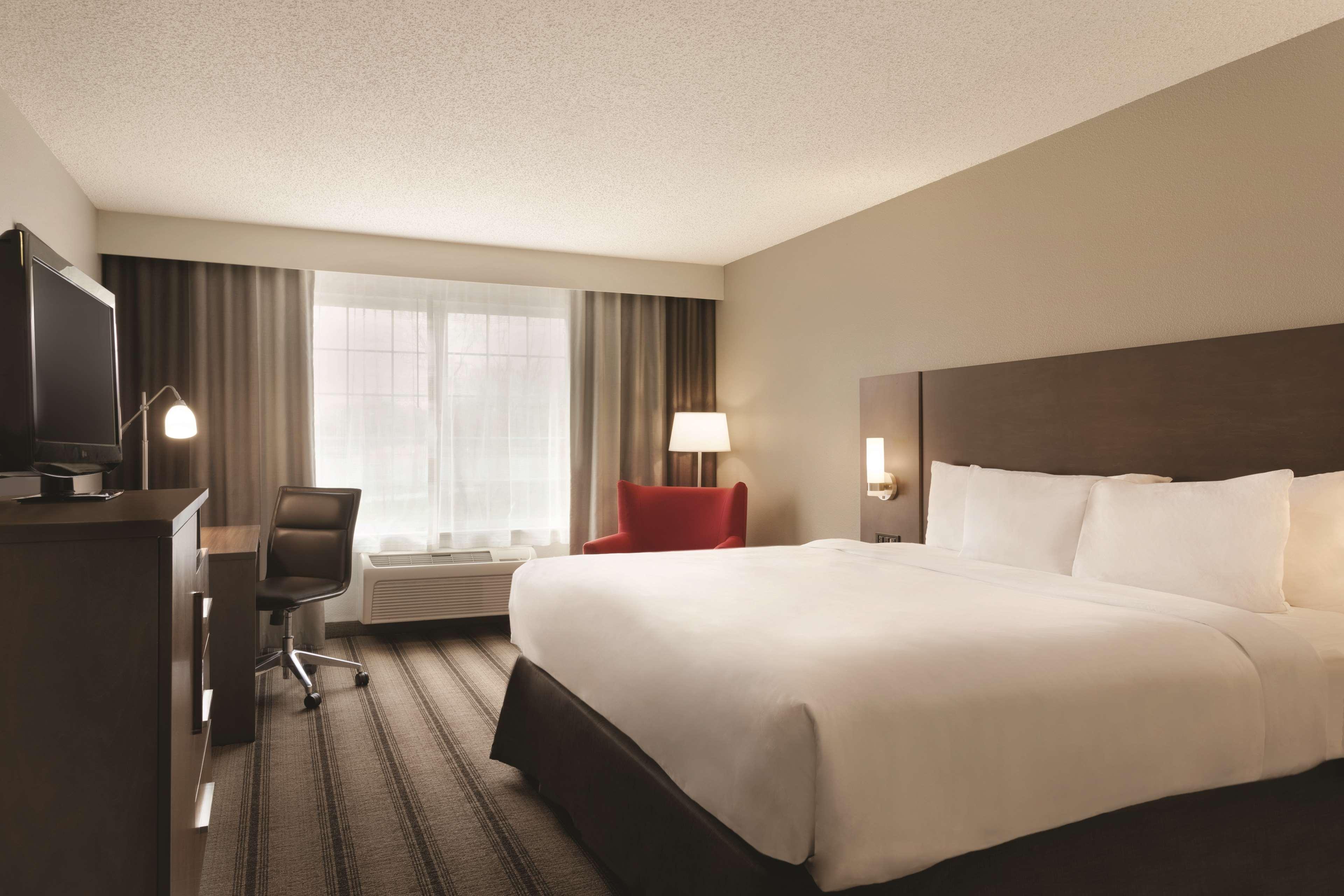SUITE, KING BED