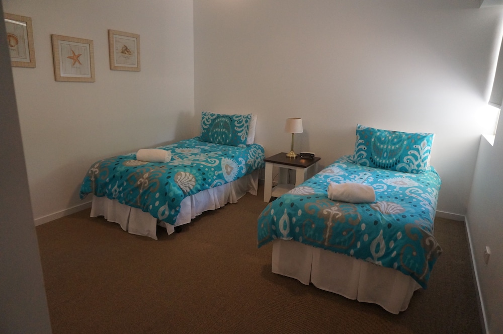 MOORINGS BEACH RESORT 10/77