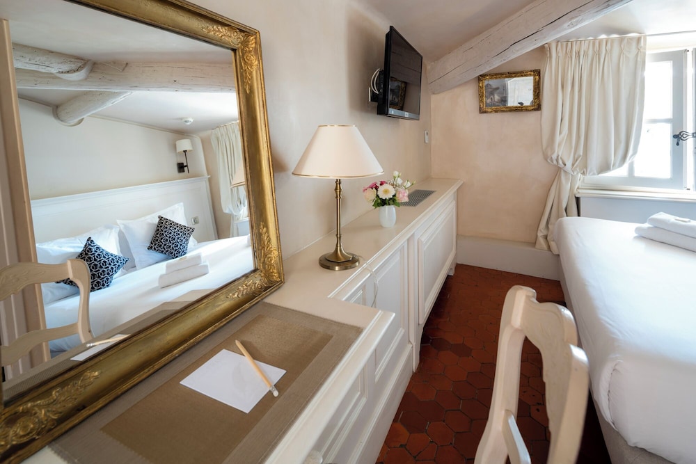 CLASSIC, QUEEN BED, CITY VIEW, BATHTUB
