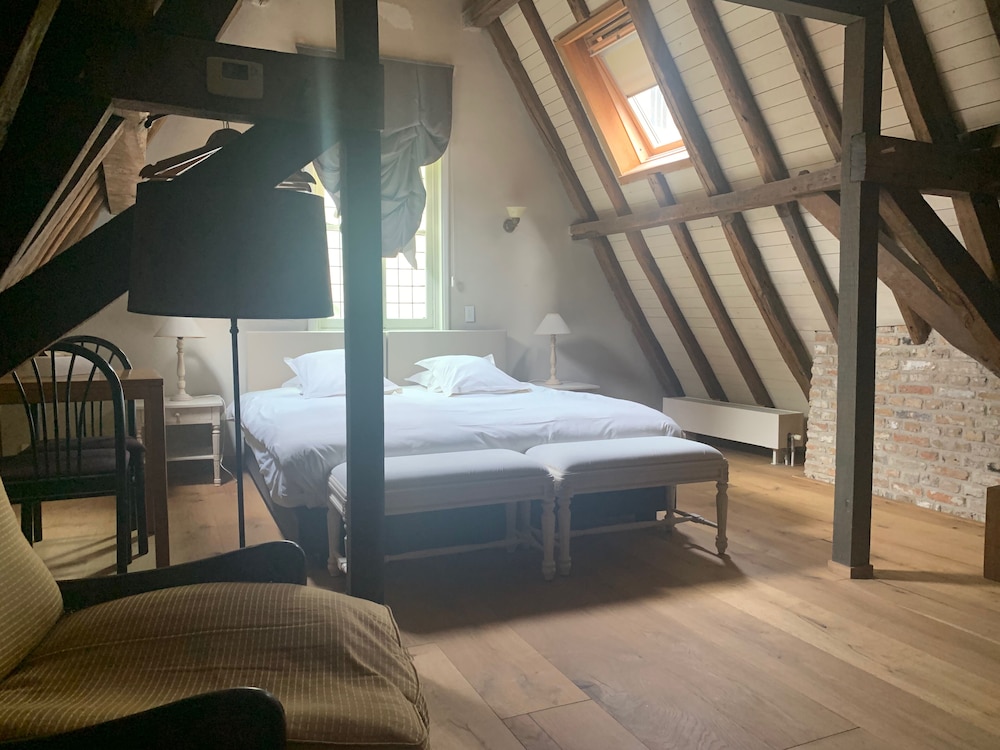 1669 Bed And Breakfast 20/50