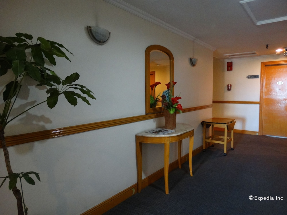 Aloha Hotel 4/48