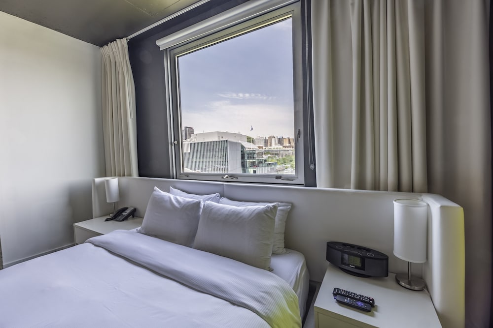 HIP, STANDARD, QUEEN BED