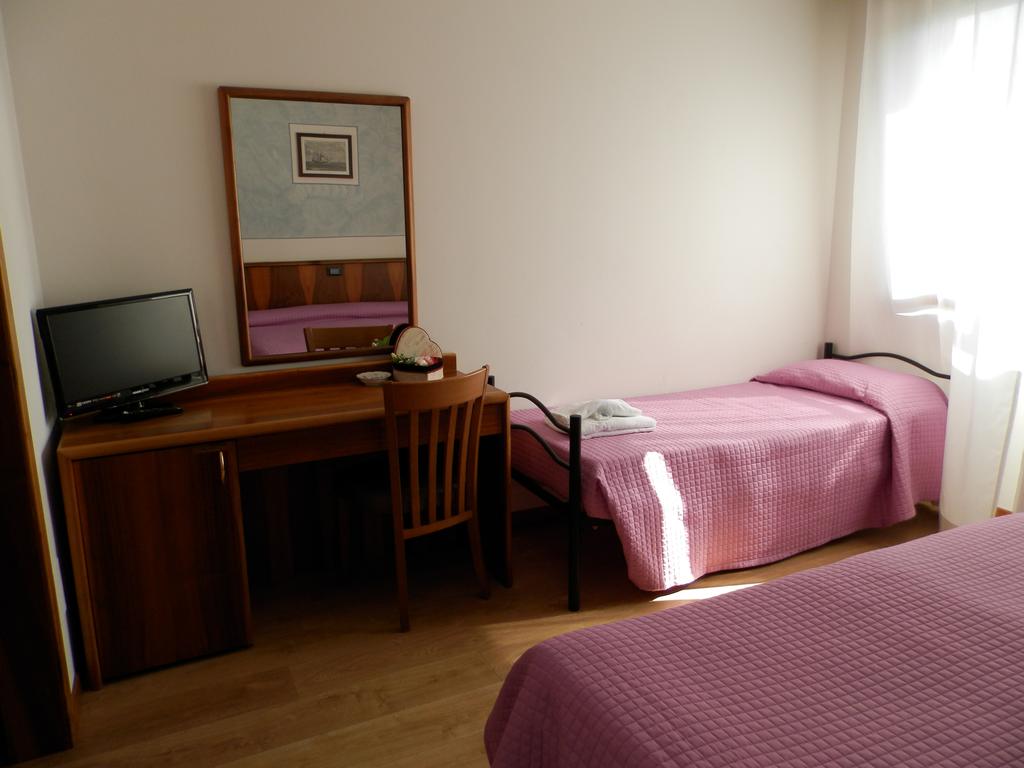 Hotel Continental Lovere 16/32