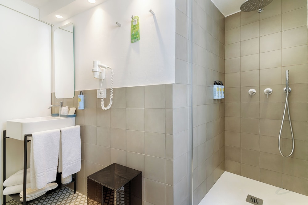 جناح جونيور بسرير كوين بشرفة، Iblaresort 9/10