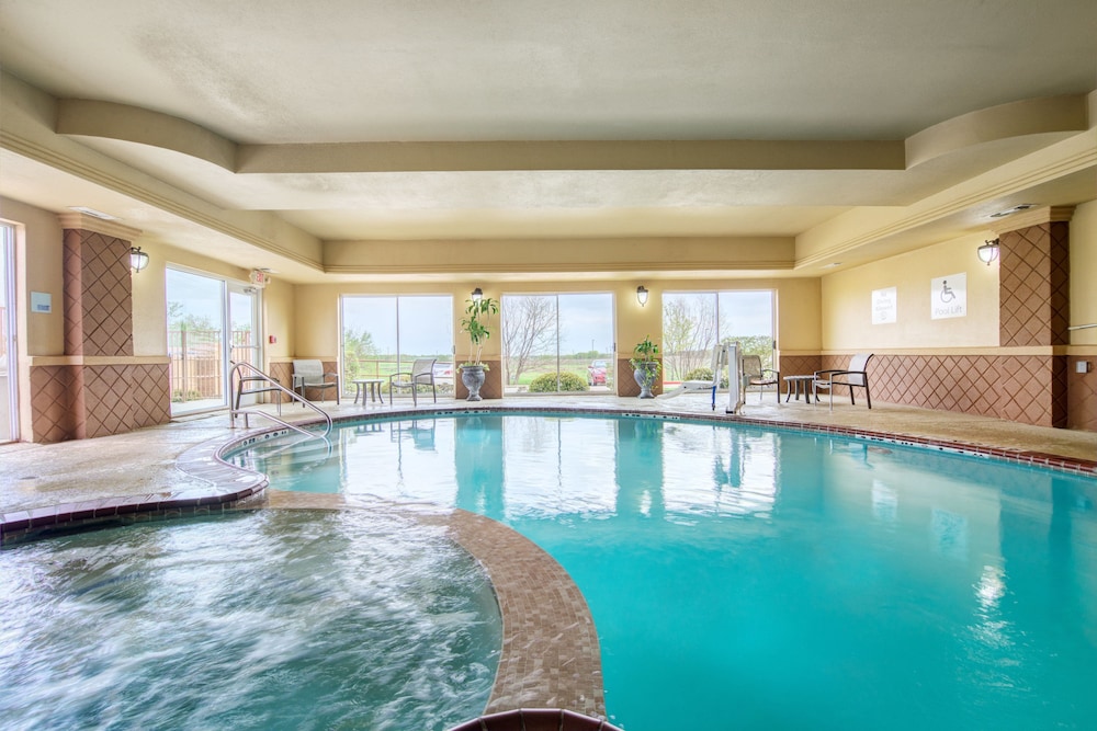 Holiday Inn Express Hotel Suites Terrell 3/64