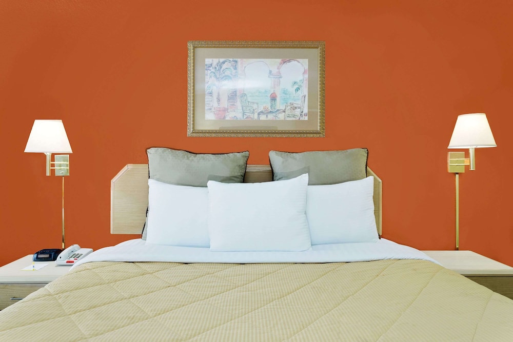 Days Inn by Wyndham Fort Walton Beach 21/34
