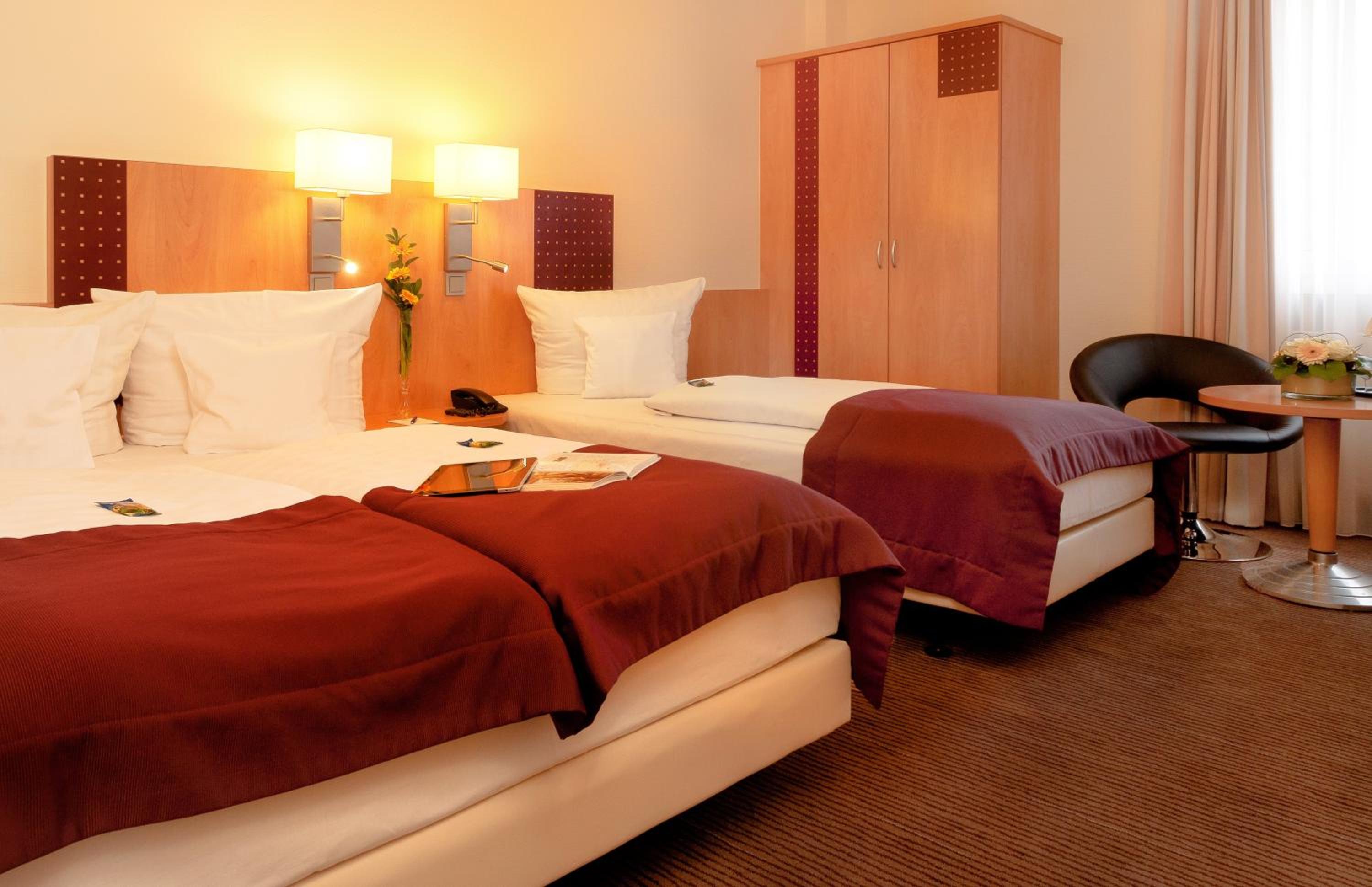 Room, Triple, Single Bed