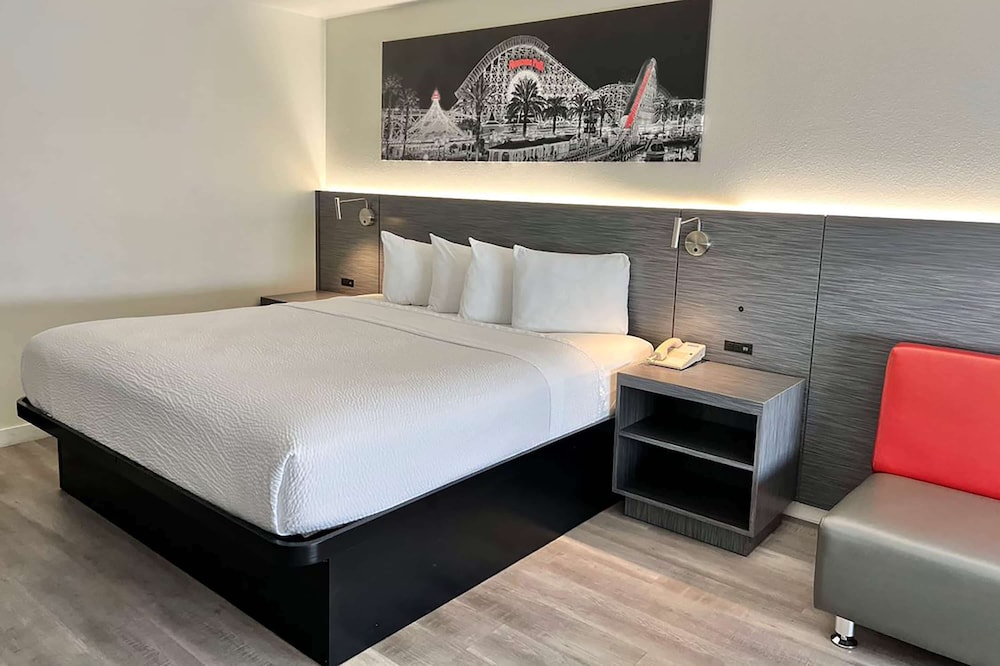 Ramada by Wyndham Anaheim Convention Center 8/40