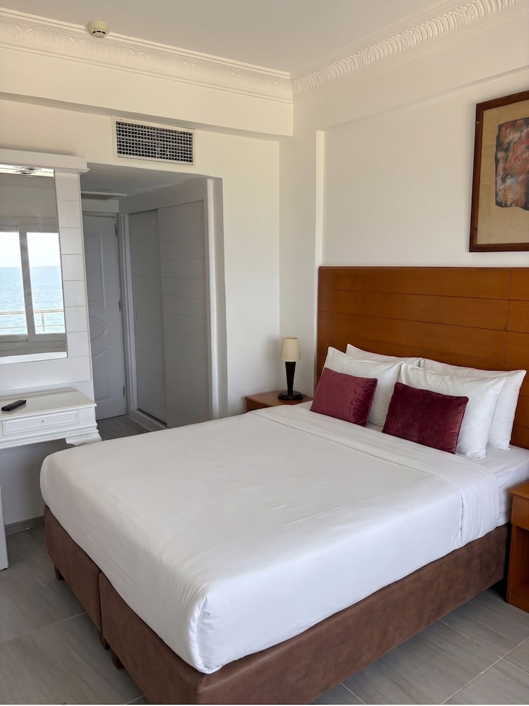 ADA BEACH HOTEL 6/50