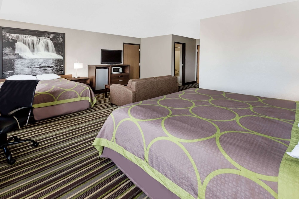 Super 8 By Wyndham Plymouth 10/21