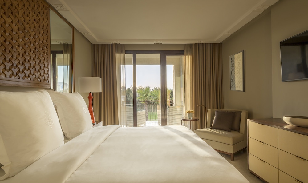 SUITE, KING BED, GARDEN VIEW