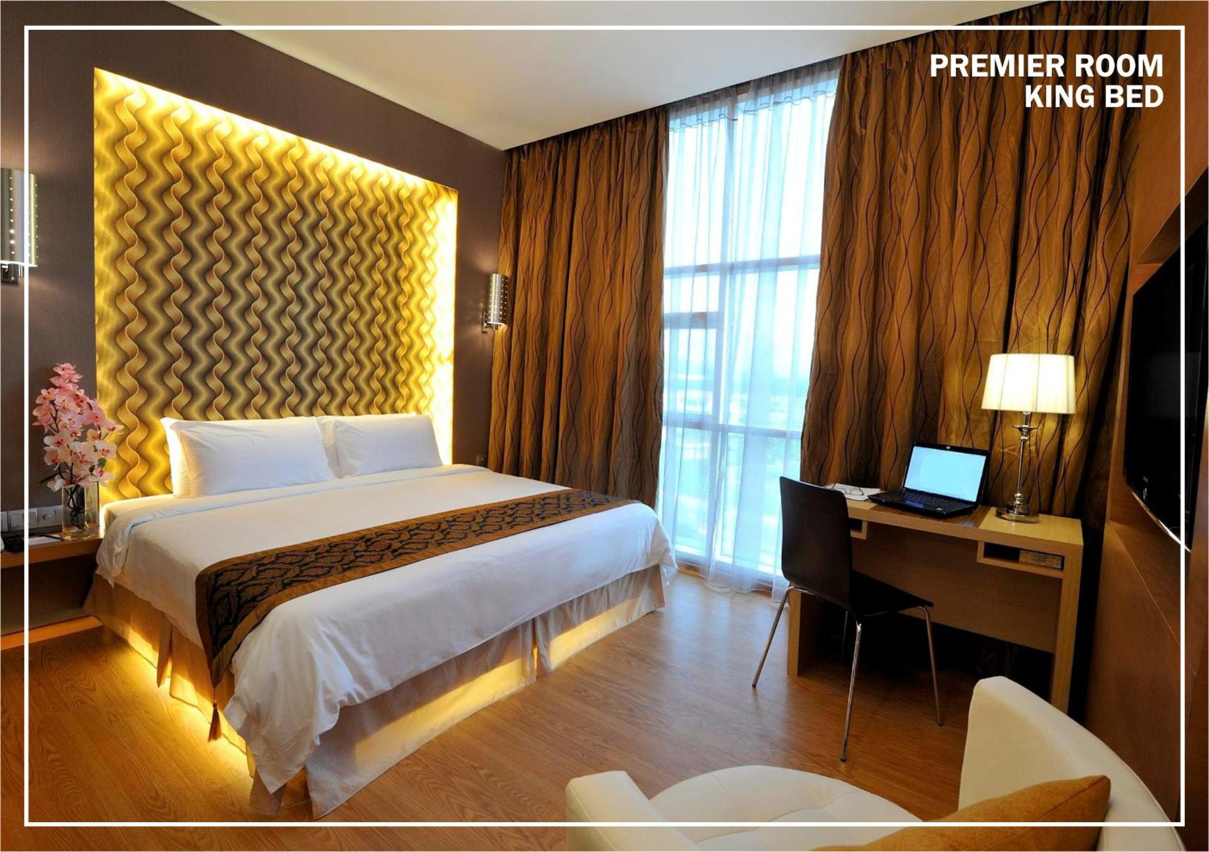 Premier, Courtyard Hotel At 1borneo 8/10