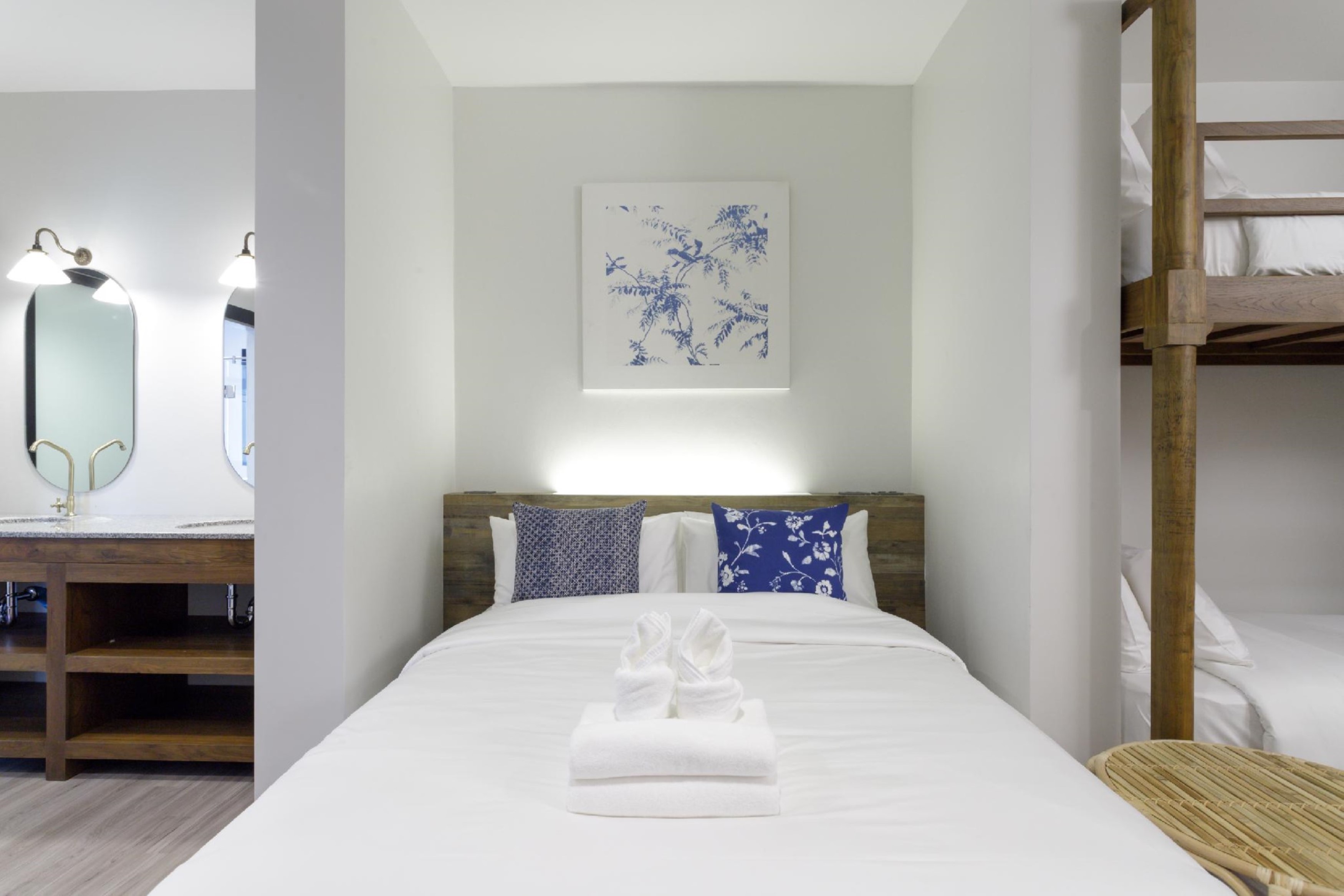 Quadruple Room with Bathtub