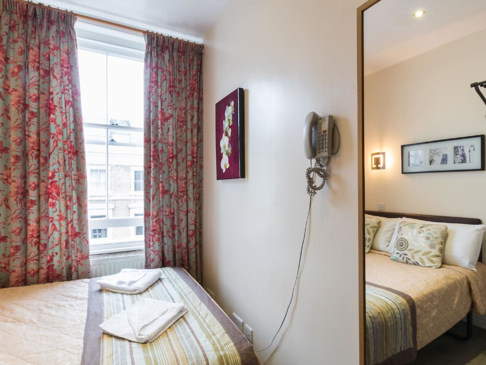 ROOM, DOUBLE OR TWIN BED