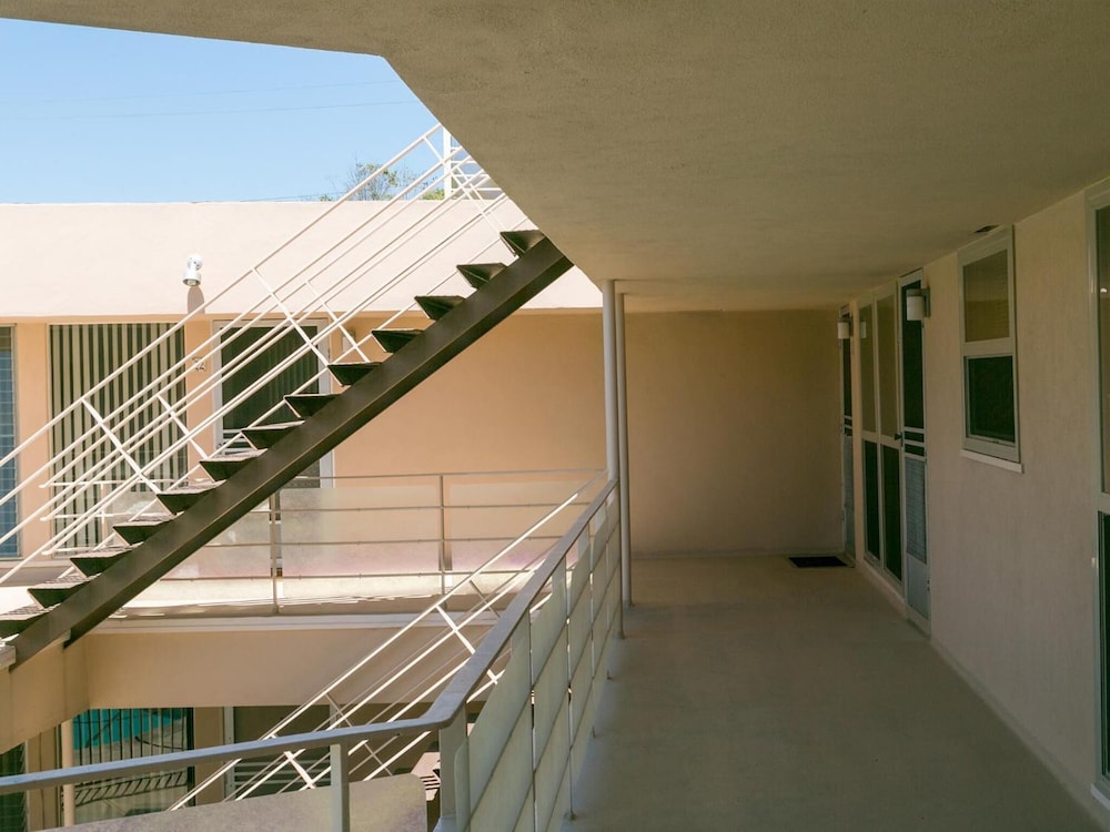 La Jolla Riviera Inn 25/45