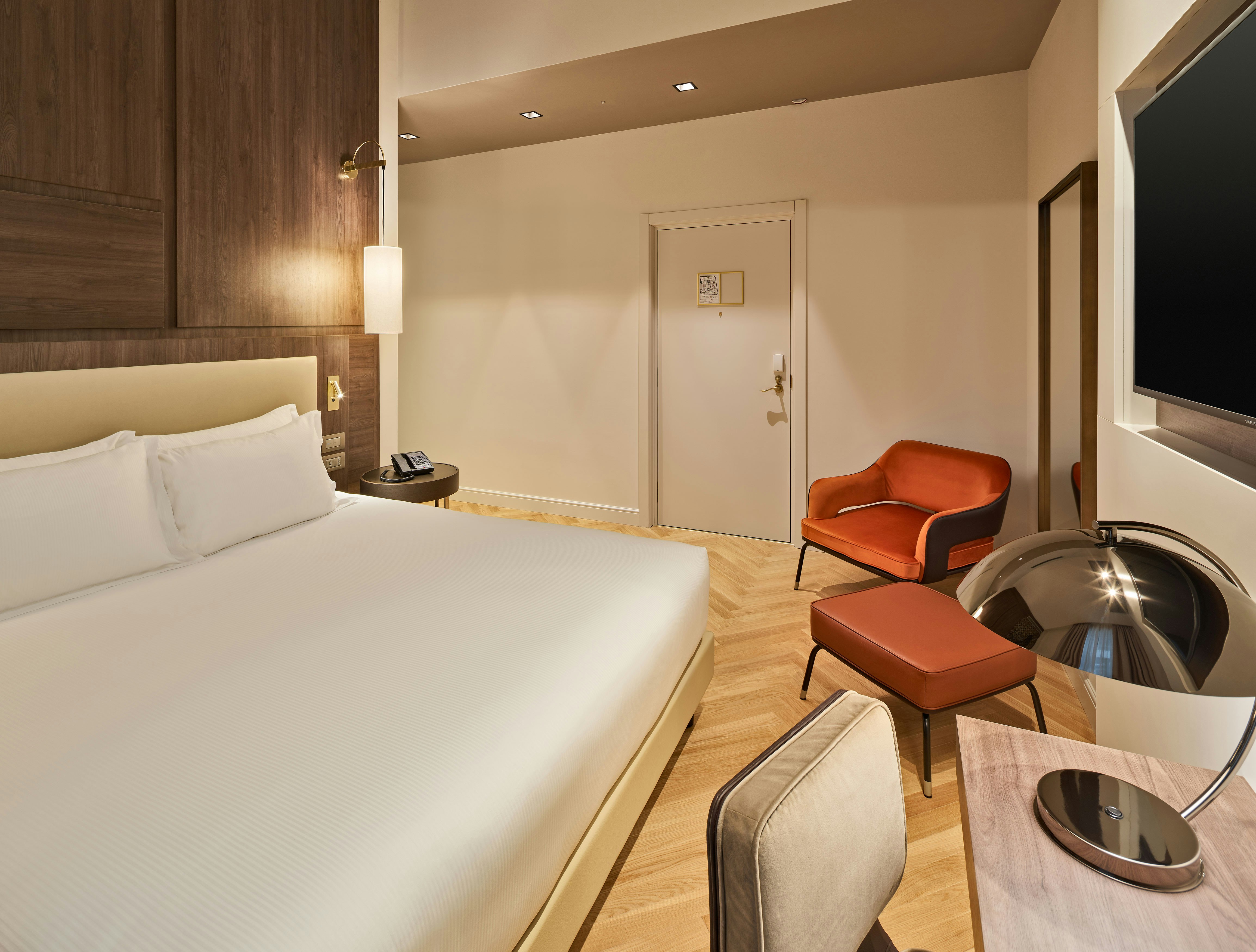 DELUXE, KING BED