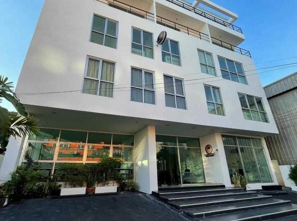 RQ Bangkok Sukhumvit 50 by Collection O in BANGKOK