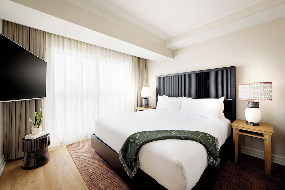 1 BEDROOM, AMPED, SUITE