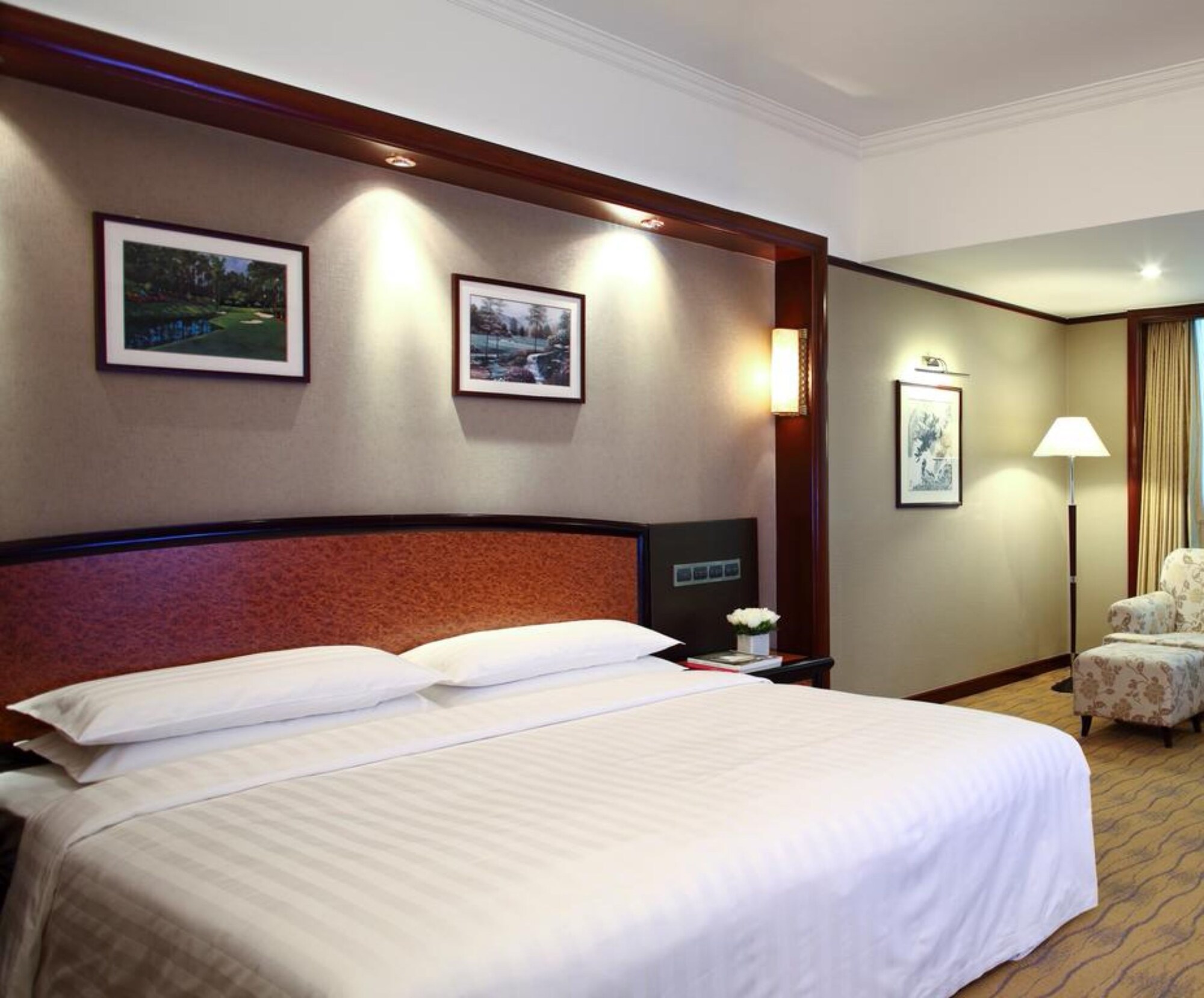 DELUXE KING ROOM