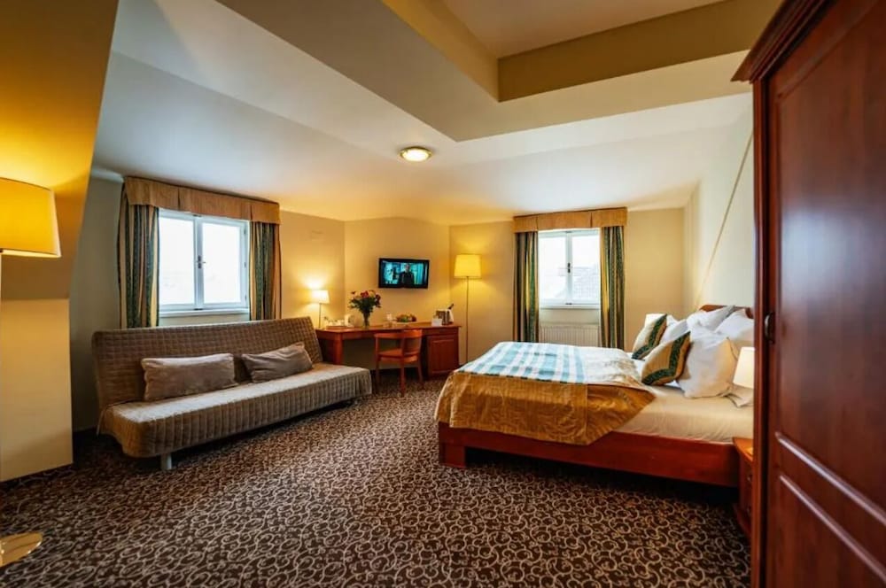 DELUXE, DOUBLE OR TWIN BED