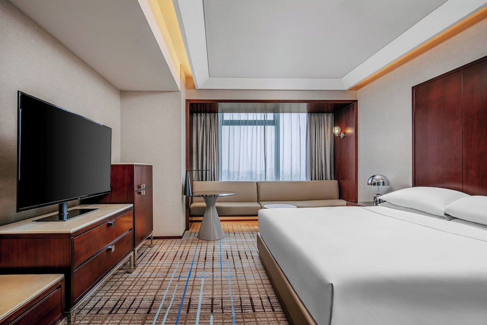 Room at Renaissance Shanghai Zhongshan Park, SHANGHAI